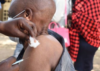 Kenya'da koronavirüs aşısı olmayanlara kamu hizmeti verilmeyecek