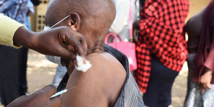 Kenya'da koronavirüs aşısı olmayanlara kamu hizmeti verilmeyecek