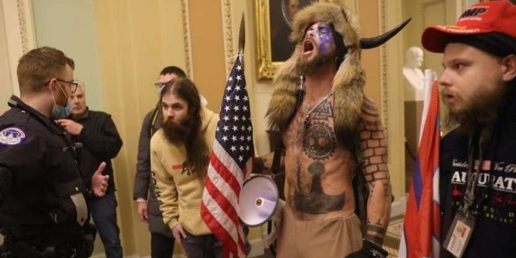 Kongre baskınına katılan ‘QAnon Şamanı’na 3 yıl 5 ay hapis cezası