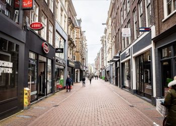 Koronavirüs vakaları arttı: Hollanda kısmi karantina uygulamasına yeniden başladı
