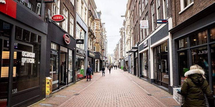 Koronavirüs vakaları arttı: Hollanda kısmi karantina uygulamasına yeniden başladı