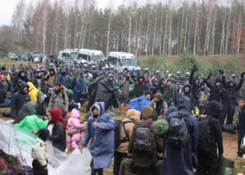 Kriz derinleşiyor; Polonya sınıra 12 bin asker daha konuşlandırdı