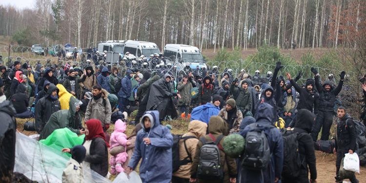 Kriz derinleşiyor; Polonya sınıra 12 bin asker daha konuşlandırdı
