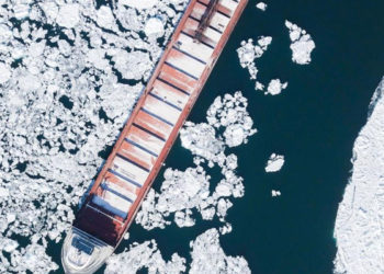Kuzey Buz Denizi aniden donunca birçok gemi Rusya açıklarında buzda sıkıştı