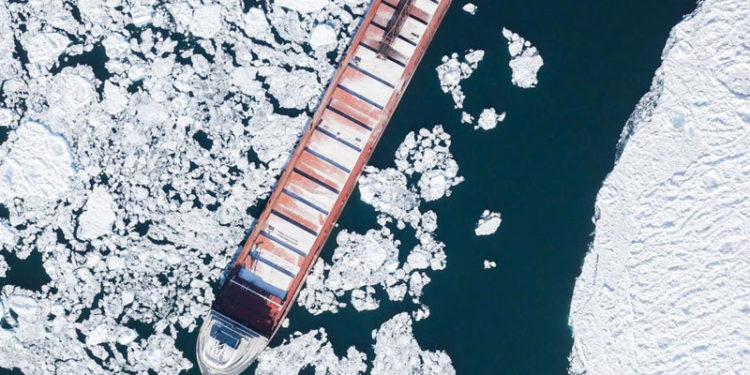 Kuzey Buz Denizi aniden donunca birçok gemi Rusya açıklarında buzda sıkıştı