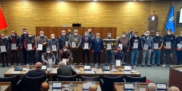 Kütahya Belediye Meclisi'nde 'takke' gerginliği