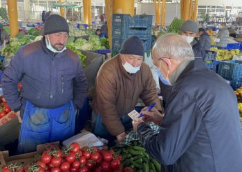 Kılıçdaroğlu eşiyle birlikte semt pazarından alışveriş yaptı