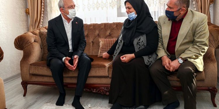 Kılıçdaroğlu öldürülen Başak Cengiz'in ailesini ziyaret etti