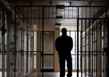 Kışlık elbiselerini isteyen tutuklu darp edildi