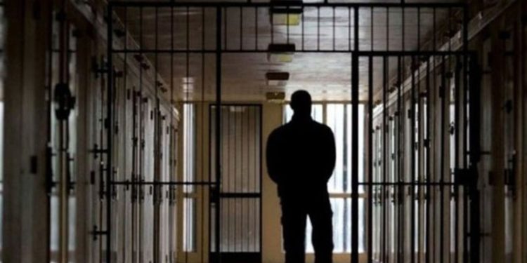 Kışlık elbiselerini isteyen tutuklu darp edildi
