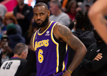 LeBron James'e kariyerinin ilk men cezası!