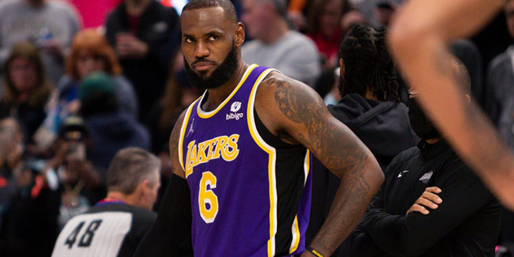 LeBron James'e kariyerinin ilk men cezası!