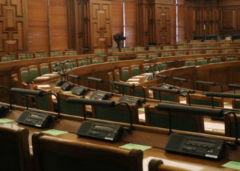 Letonya Parlamentosu, aşısız milletvekillerinin oy kullanma hakkını aldı ve maaşlarını kesti