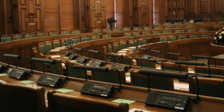 Letonya Parlamentosu, aşısız milletvekillerinin oy kullanma hakkını aldı ve maaşlarını kesti