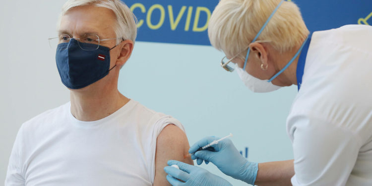 Letonya’da, Covid-19 aşısı yaptırmayan milletvekilleri oylamalara katılamayacak