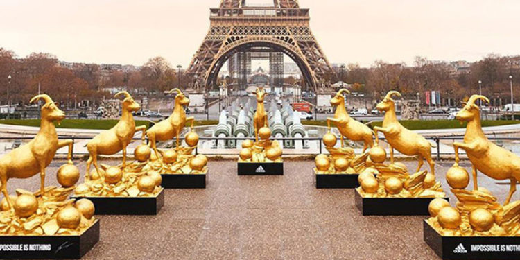 Lionel Messi'ye ithafen, Eyfel Kulesi'nin önüne 7 adet altın keçi heykeli yerleştirildi
