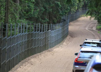 Litvanya Belarus'tan gelen göçmen akınını durdurmak için çelik duvar inşaatına başladı