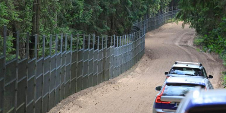 Litvanya Belarus'tan gelen göçmen akınını durdurmak için çelik duvar inşaatına başladı
