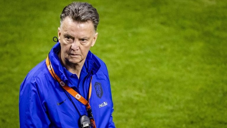 Louis van Gaal kalçasını kırdı, Hollanda-Norveç maçında sahada olması için çözüm aranıyor