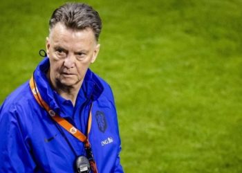 Louis van Gaal kalçasını kırdı, Hollanda-Norveç maçında sahada olması için çözüm aranıyor