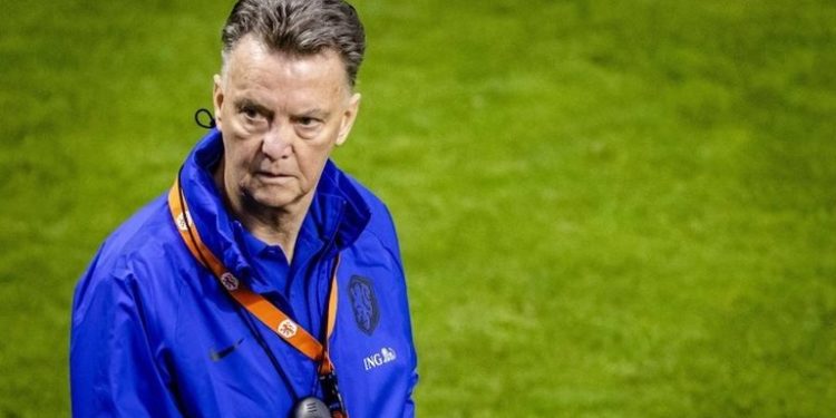 Louis van Gaal kalçasını kırdı, Hollanda-Norveç maçında sahada olması için çözüm aranıyor