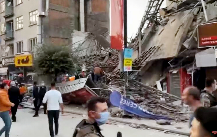 Malatya’da iki katlı bina çöktü, yaralılar var