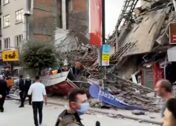 Malatya’da iki katlı bina çöktü, yaralılar var