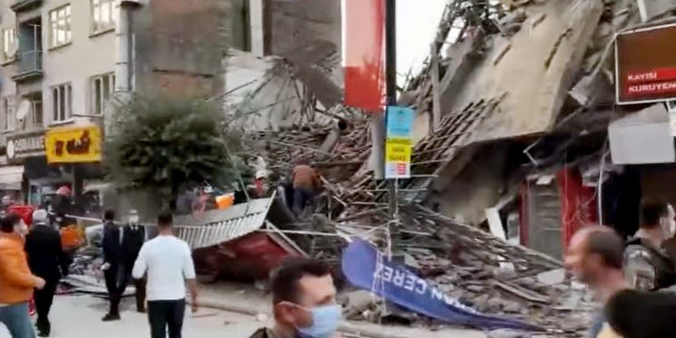 Malatya’da iki katlı bina çöktü, yaralılar var