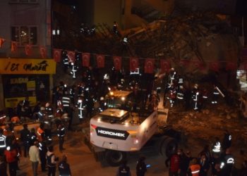 Malatya&rsquo;da &ccedil;&ouml;ken binadan &ccedil;ıkan vatandaş, dehşet anlarını anlattı