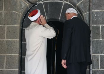 Manisa Müftülüğü sabah ezanı saatini mesaiye uyarladı