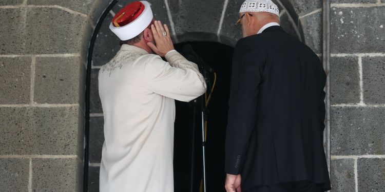 Manisa Müftülüğü sabah ezanı saatini mesaiye uyarladı