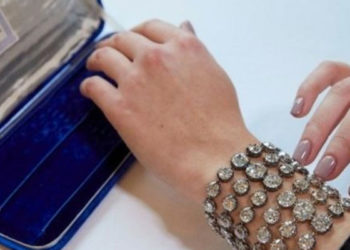 Marie Antoinette'in elmas bileklikleri 8 milyon dolara satıldı