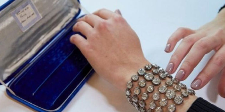 Marie Antoinette'in elmas bileklikleri 8 milyon dolara satıldı