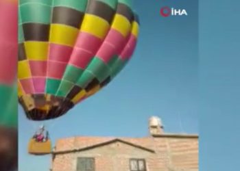 Meksika’da sıcak hava balonu eve çarptı