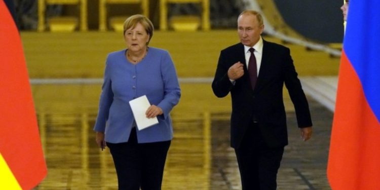 Merkel 'sığınmacı krizi' için Putin'le görüştü