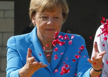 Merkel vedaya hazırlanıyor; tören için punk rock müzik tercih etti