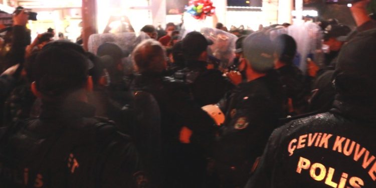 Mersin’de ‘geçinemiyoruz' eylemine polis müdahalesi