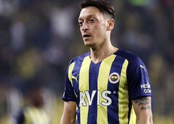 Mesut Özil: Asla birbirinizden nefret etmeyin, asla birbirinizi kıskanmayın; asla kötü düşünüp birbirinize sırt çevirmeyin