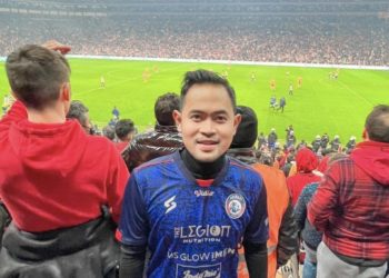 Milyarder iş insanı Pramana, Galatasaray-Fenerbahçe derbisini tribünden izledi