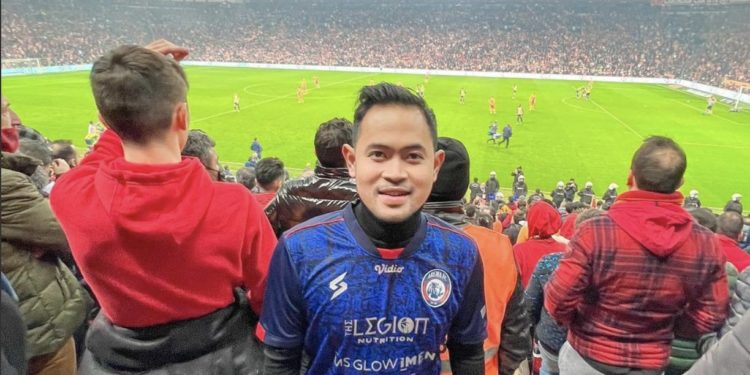 Milyarder iş insanı Pramana, Galatasaray-Fenerbahçe derbisini tribünden izledi