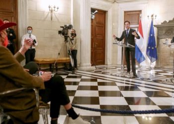 Miçotakis ‘geri itmeler’ konusundaki soru karşısında sinirlendi, gazeteciyle tartıştı