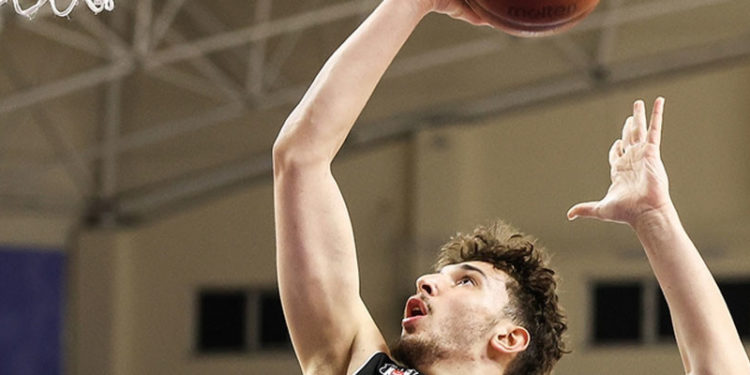 NBA'de Alperen Lakers'a karşı 11 sayı attı