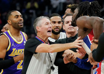 NBA'de LeBron James ile Isaiah Stewart birbirine girdi