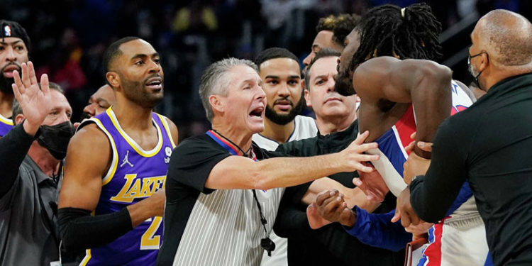 NBA'de LeBron James ile Isaiah Stewart birbirine girdi