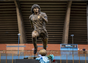 Napoli, efsanesi Maradona'yı unutmadı; stadın önüne heykeli dikildi