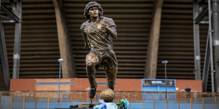 Napoli, efsanesi Maradona'yı unutmadı; stadın önüne heykeli dikildi