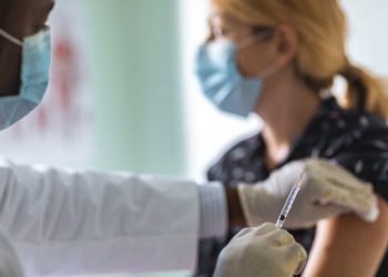 Omicron: İngiltere'de yeni varyant sonrası üçüncü doz aşının hızlandırılması gündemde