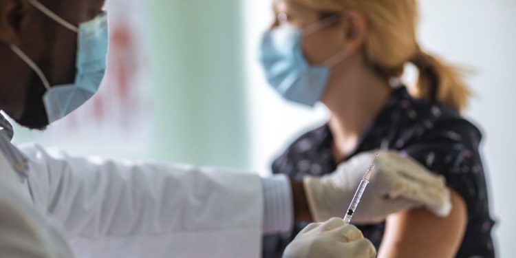 Omicron: İngiltere'de yeni varyant sonrası üçüncü doz aşının hızlandırılması gündemde