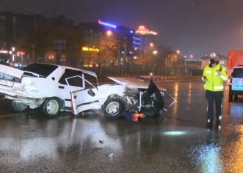 Otomobil kamyona çarptıktan sonra ikiye bölündü