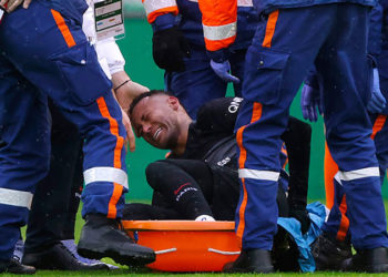 Paris Saint-Germain'de sakatlanan Neymar'dan kötü haber